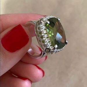 Beautiful Green-Stone Ring with lots of detail